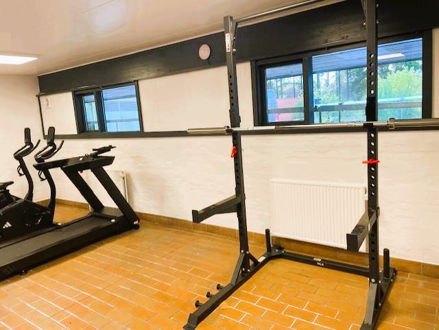 Squat stativ ved siden af cardio-område